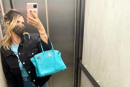 Con una selfie en el ascensor, Wanda Nara lució un tapabocas con el tradicional logo de Louis Vuitton