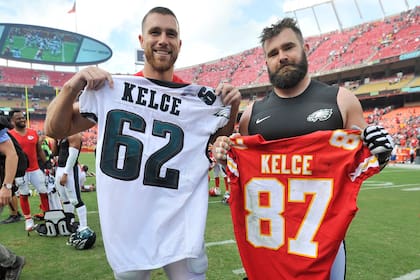 Con una sonrisa, los hermanos Travis y Jason Kelce intercambiando camisetas al cruzarse en un partido en 2017; esta vez serán rivales en el Super Bowl.
