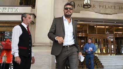 Con una sonrisa, Marcelo Tinelli (San Lorenzo) sale de la reunión en la que se acordó adjudicar la semana próxima