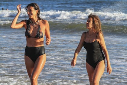 Con una sonrisa radiante mientras salía del mar, la exmodelo y diseñadora de joyas -que llevó un collar de caracoles de su autoría- estuvo acompañada por su madre, Patricia