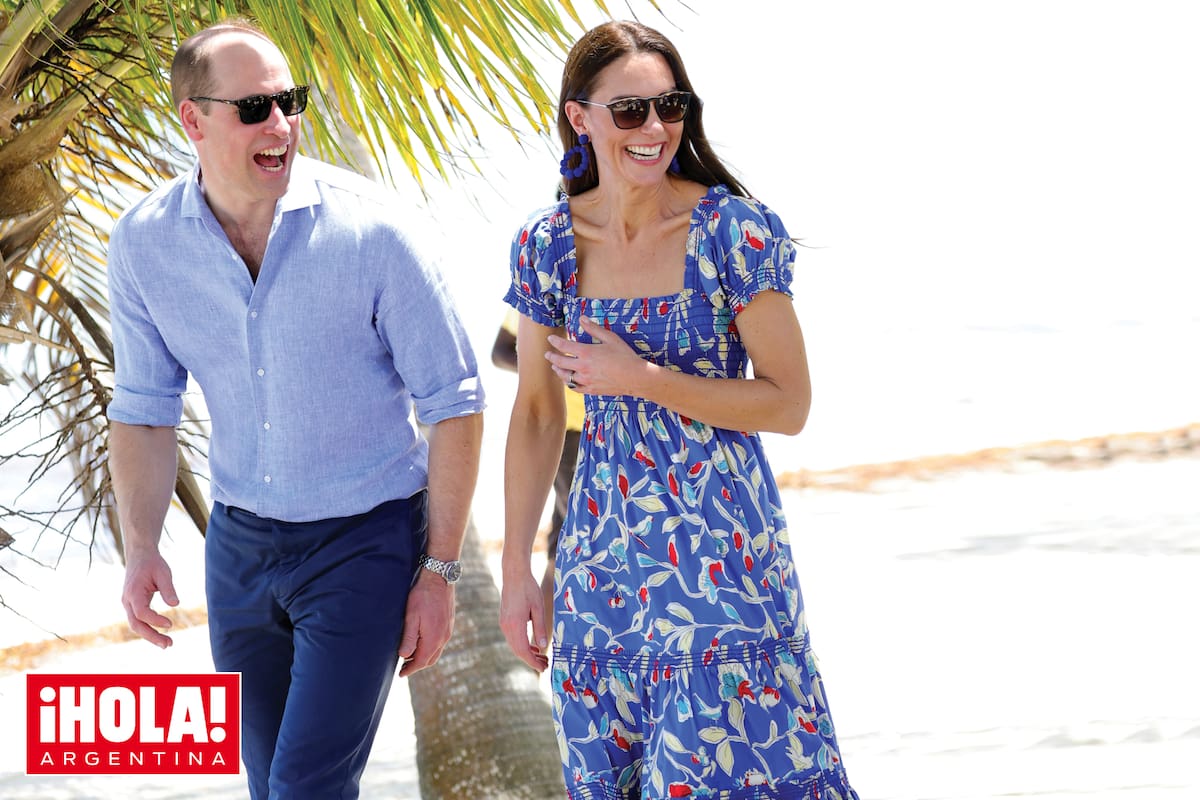 Con una temperatura de 30 grados en Belice, los duques optaron por looks frescos y anteojos de sol Ray-Ban. Kate llevó un vestido con estampa de flores y pájaros
de Tory Burch, que acompañó con aros a tono y alpargatas de broderie (para bajar a la playa). William lució un pantalón largo y camisa de lino.