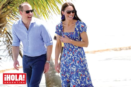 Con una temperatura de 30 grados en Belice, los duques optaron por looks frescos y anteojos de sol Ray-Ban. Kate llevó un vestido con estampa de flores y pájaros
de Tory Burch, que acompañó con aros a tono y alpargatas de broderie (para bajar a la playa). William lució un pantalón largo y camisa de lino.