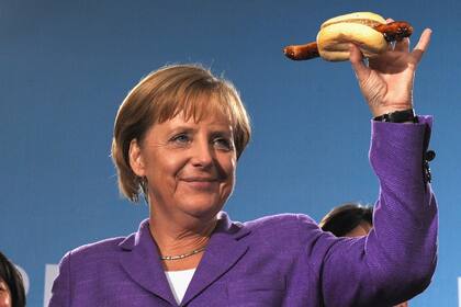 Con una tradicional salchicha Thüringer Rostbratwurst, en la campaña de 2009