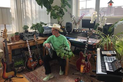 Con una trayectoria artística de más de 15 años como productor de bandas, Iván Díaz Mathé comenzó a experimentar con las plantas y se encontró con un mundo sensorial impensado.