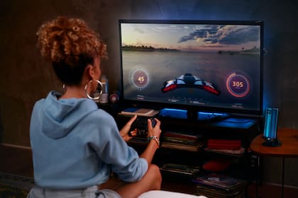Con una TV y un gamepad el celular se transforma en una consola de videojuegos; los modelos de gama media y alta de Motorola tienen la función Ready For, similar al modo DeX de Samsung, para mostrar en la pantalla grande el juego del celular