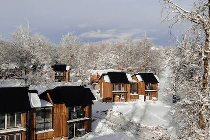 Con una ventana de producción limitada por el clima, los 20 lodges del Refugio ubicado a diez minutos de Chapelco debían construirse en tiempo récord. El steel framing fue la solución.