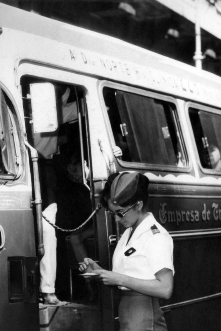 Con uniforme de verano durante el Operativo Tranquilidad, una agente labra la multa al colectivero de la línea 229 por no haberse arrimado al cordón para que subieran los pasajeros.