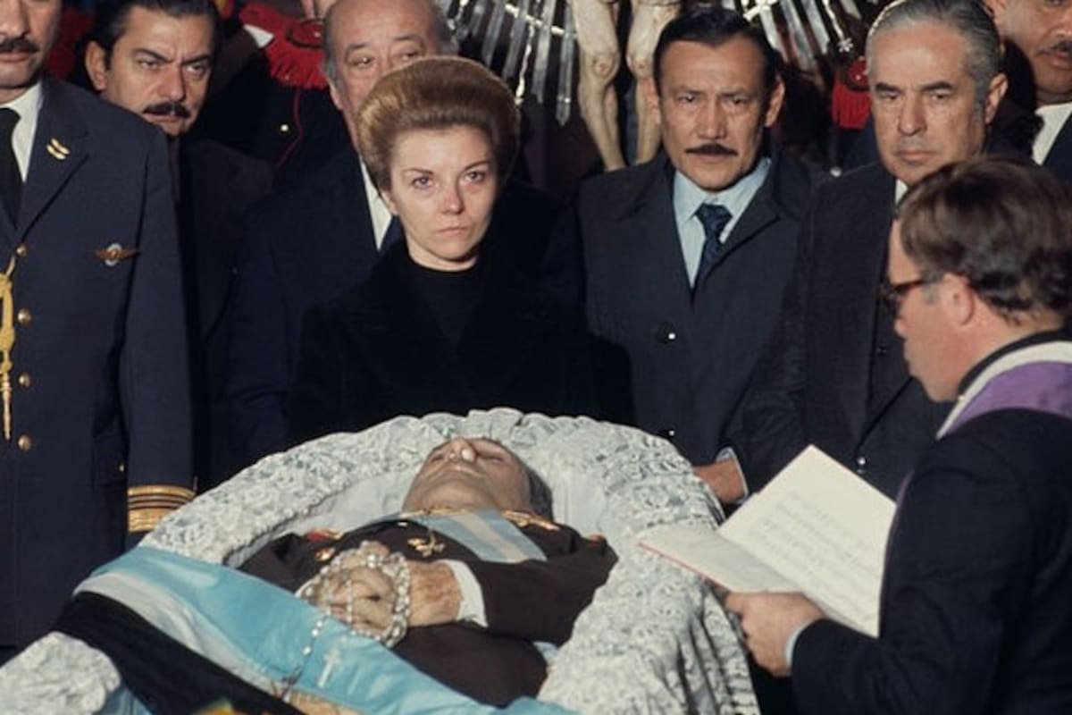 Con uniforme militar, la banda presidencial y un rosario en sus manos: una imagen de la despedida a Juan Domingo Perón, que murió el 1 de julio de 1974.