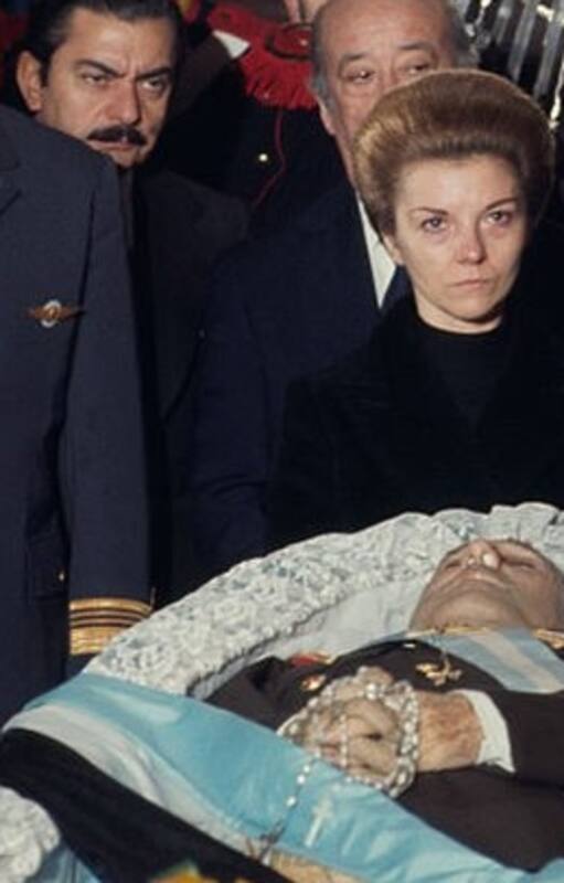 Con uniforme militar, la banda presidencial y un rosario en sus manos: una imagen de la despedida a Juan Domingo Perón, que murió el 1 de julio de 1974.