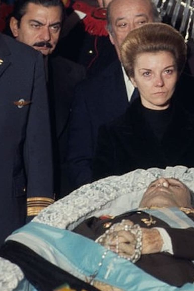 Con uniforme militar, la banda presidencial y un rosario en sus manos: una imagen de la despedida a Juan Domingo Perón, que murió el 1 de julio de 1974.