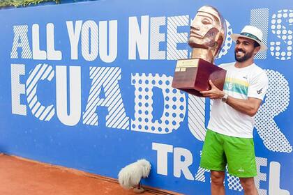 Con uno de los trofeos que ganó por sus victorias en Quito