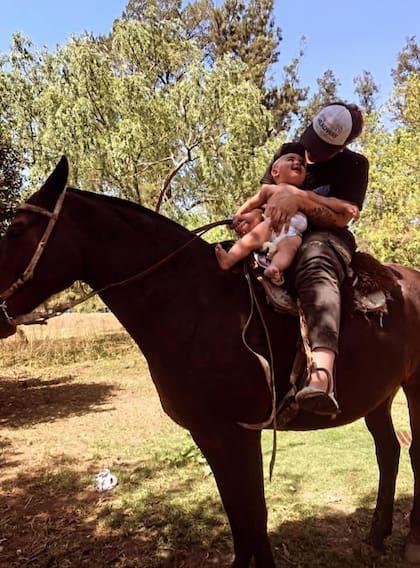 Con uno de sus hijos en un campo