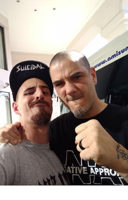 Con uno de sus referentes de la banda Pantera.