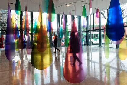 Con varias obras de la artista Gachi Hasper, mañana abre el “brazo cultural” del Banco Santander