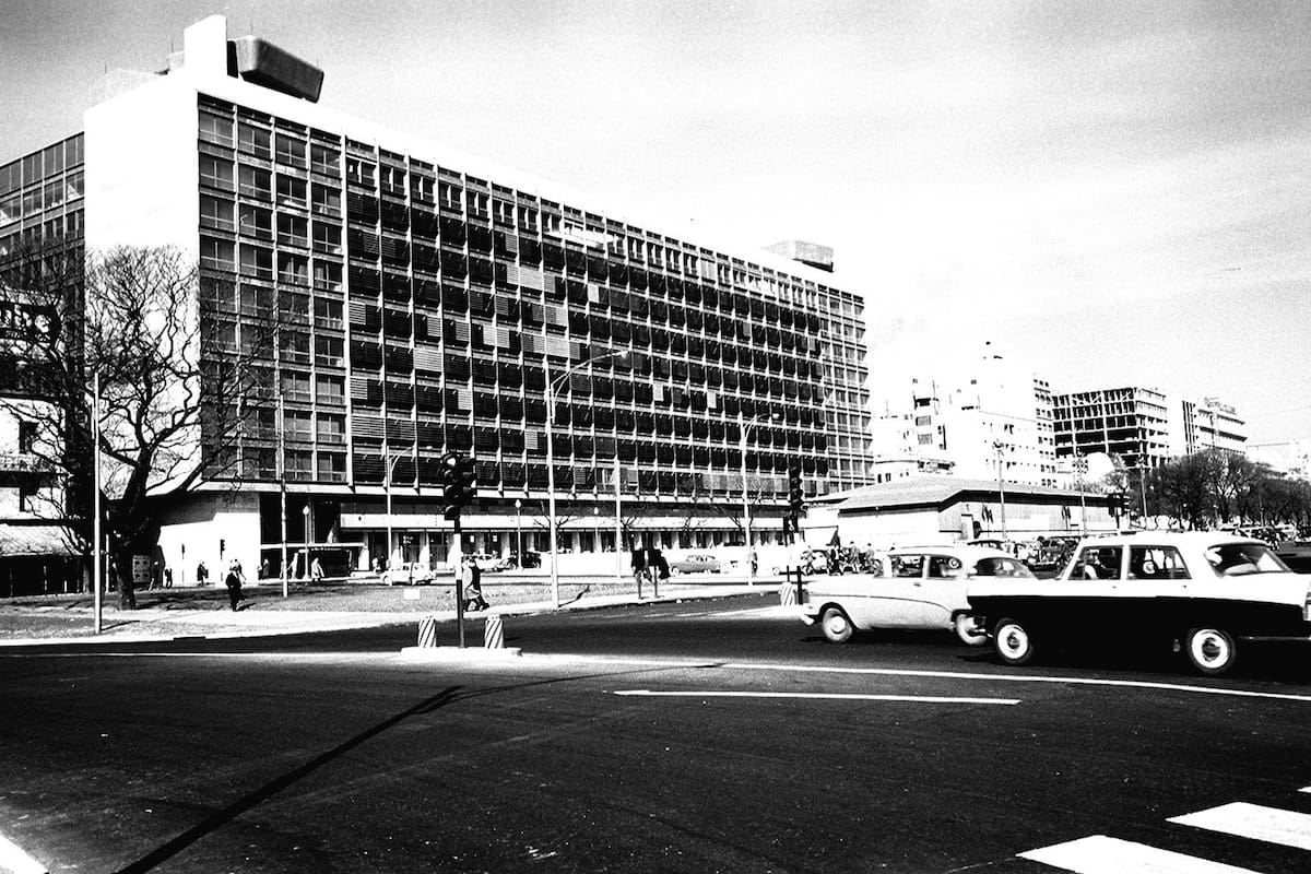 Con ventanales transparentes, oficinas en altura y 119 metros de largo se inauguró en 1962 el Edificio Del Plata
