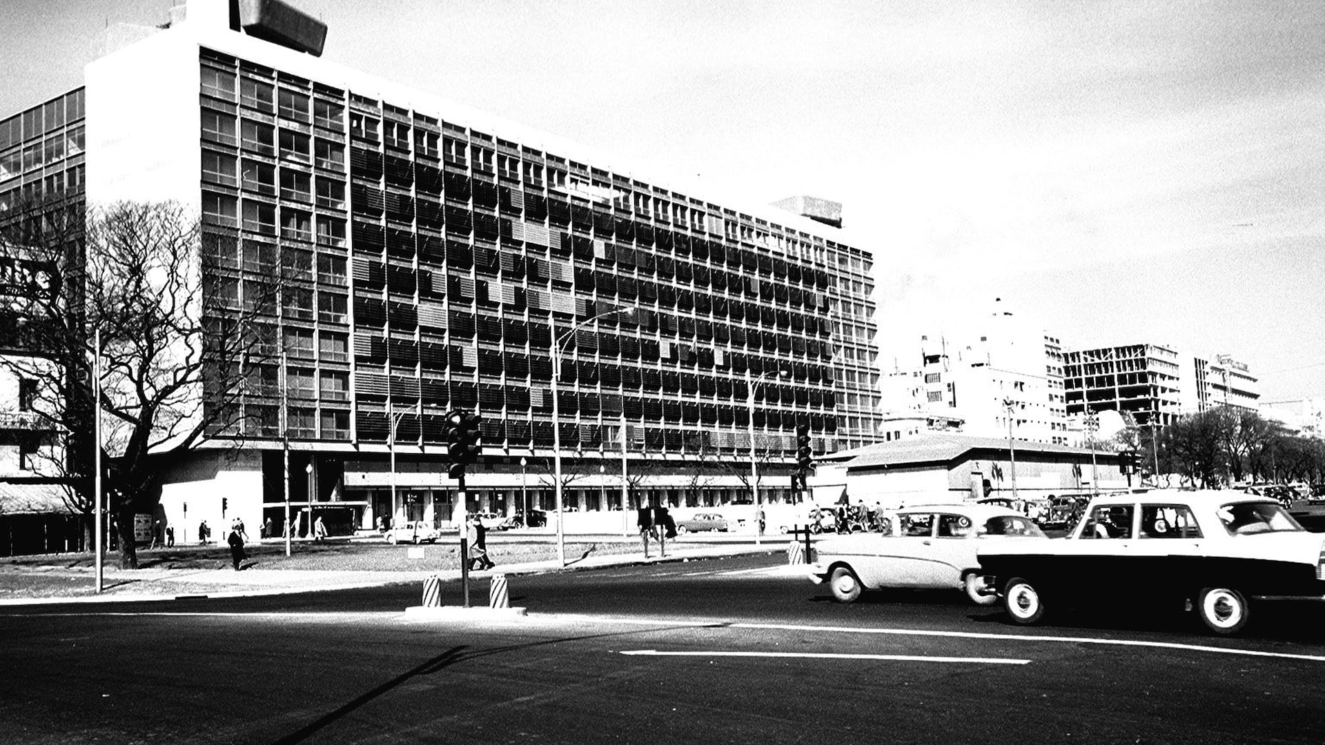 Con ventanales transparentes, oficinas en altura y 119 metros de largo se inauguró en 1962 el Edificio Del Plata
