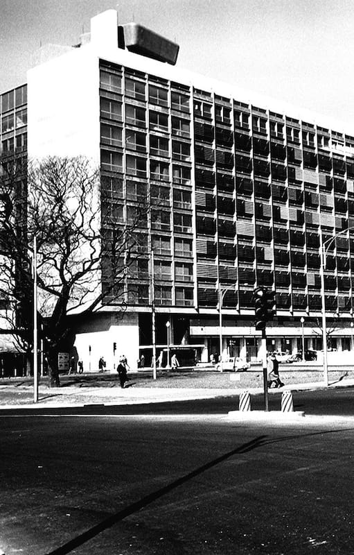 Con ventanales transparentes, oficinas en altura y 119 metros de largo se inauguró en 1962 el Edificio Del Plata