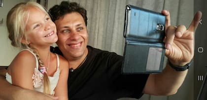 Con Vica, la pequeña alumna que lo sorprendió