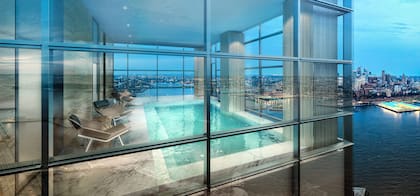 Con vistas panorámicas y comodidades como un spa de hidroterapia y una piscina infinita en el piso 30, se esperaba que esta torre fuera un referente del lujo urbano