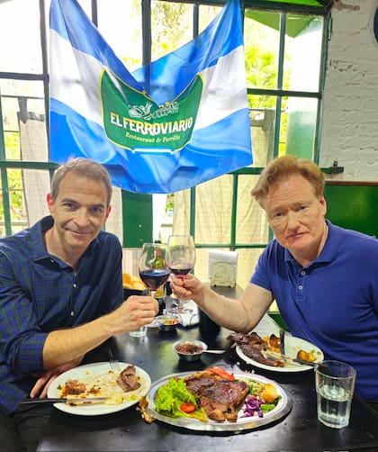 Conan O’Brien almorzando en El Ferroviario de Liniers