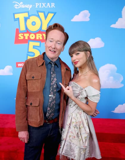 Conan O'Brien, sonriente junto a Taylor Swift, quien acaparó gran parte de la atención por ser la autora del tema “I knew it, I knew you”, la canción original que compuso junto a Jack Antonoff para la franquicia
