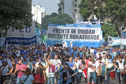 Concentración de docentes bonaerenses frente al Congreso de la Nación para marchar hasta la vecina Casa de la Provincia de Buenos Aires en reclamo de un aumento salarial superior al ofrecido