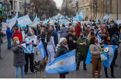 Concentración de manifestantes en las calles de Córdoba en el banderazo federal 9J.