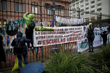 Concentración de Padres Organizados, frente a la Casa Rosada para reclamar por las escuelas que no pudieron volver a la presencialidad, el año pasado