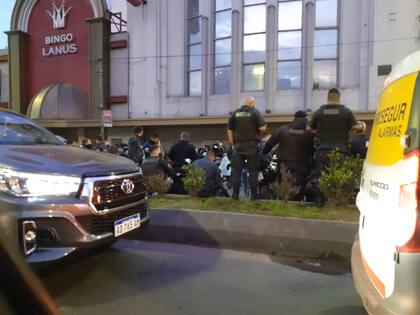 Frente al Bingo de Lanús deliberaron los policías de ese distrito