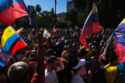Concentración de venezolanos en Plaza de Mayo