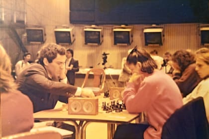 Concentrada, en otras épocas, frente a Gari Kasparov