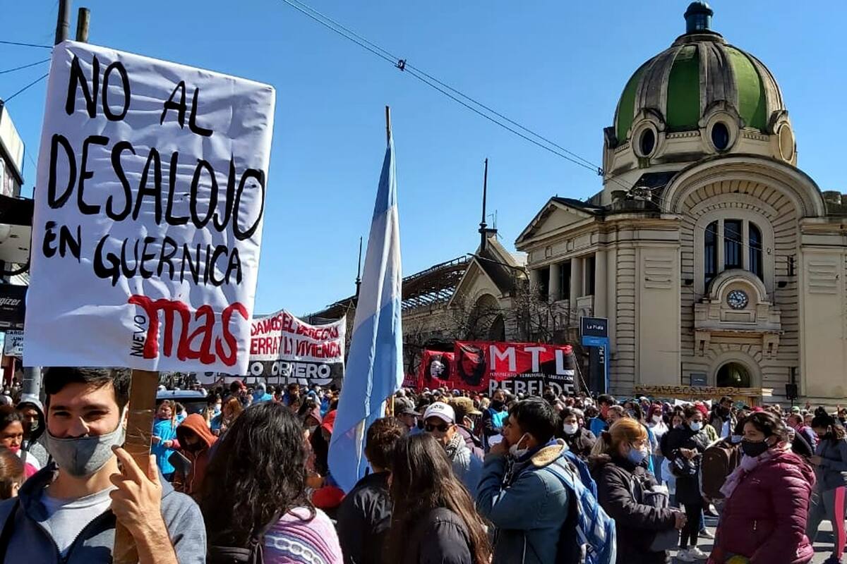 Concentración en protesta por los desalojos en guernica en la ciudad de La Plata.