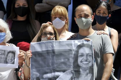 Concentración frente a los tribunales platenses para pedir el esclarecimiento del femicidio de la abogada Verónica Dessio, degollada el 24 de diciembre