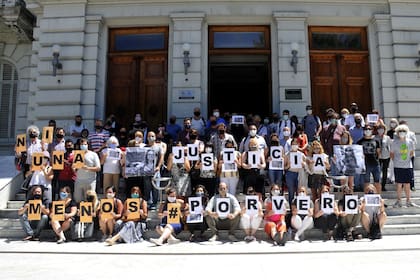 Concentración frente a los tribunales platenses para pedir el esclarecimiento del femicidio de la abogada Verónica Dessio, degollada el 24 de diciembre
