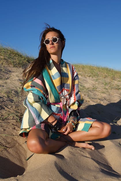 “Concep” posa frente al mar
con un kimono a rayas al que le
sumó un colgante de piedra de
cuarzo.