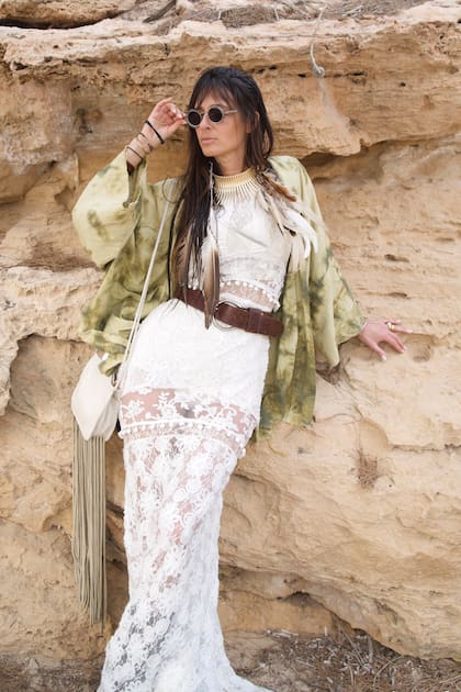 Concepción Cochrane Blaquier apostó por las transparencias con un vestido blanco que complementó con cartera a tono, una capa con mangas en batik verde, cinturón ancho con hebilla y lentes de sol.
