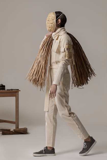 La colección Oficio ancestral muestra personajes de la mimbrería: hombres que tejen y mujeres que reparten productos con una vestimenta que las protege de los pinchazos, con cintas muy largas en las mangas con las que iban atando los bolsos y cargaban en la espalda y brazos, caminando kilómetros