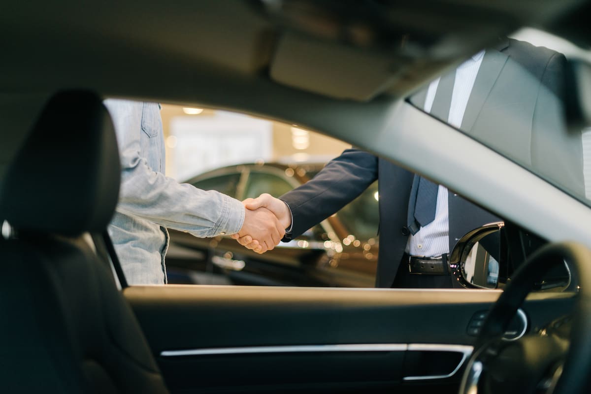 concesionaria de autos
vista
venta volante
entrega
compra
nuevo auto
llaves
comprar transaccion
MOVILIDAD
foto: SHUTTERSTOCK