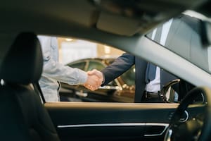 concesionaria de autos
vista
venta volante
entrega
compra
nuevo auto
llaves
comprar transaccion
MOVILIDAD
foto: SHUTTERSTOCK