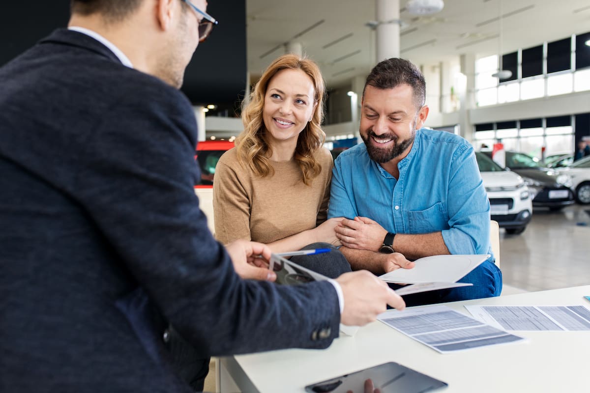 concesionaria de autos
vista
venta volante
entrega
compra
nuevo auto
llaves
comprar transaccion
MOVILIDAD
foto: SHUTTERSTOCK