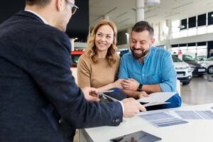concesionaria de autos
vista
venta volante
entrega
compra
nuevo auto
llaves
comprar transaccion
MOVILIDAD
foto: SHUTTERSTOCK