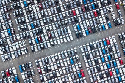 concesionaria de autos
vista
venta volante
entrega
compra
nuevo auto
llaves
comprar transaccion
MOVILIDAD
foto: SHUTTERSTOCK