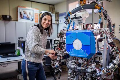 Concha Monje, con el robot humanoide TEO de la Universidad Carlos III de Madrid