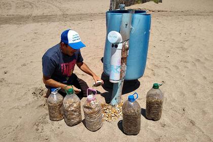 Concientización en Pinamar: cada vez son más quienes hacen uso del ingenio para que las playas queden libres de la contaminación por colillas de cigarrillos