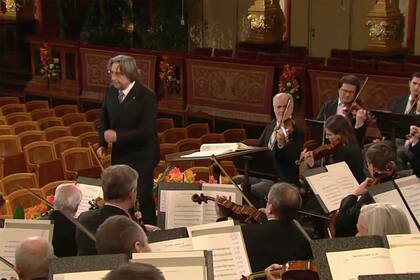 Riccardo Muti, al frente de la Filarmónica de Viena, y de espaldas a una sala vacía