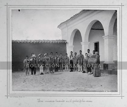 Concierto en el patio de la escuela de varones de San Pascual de Boicovo.