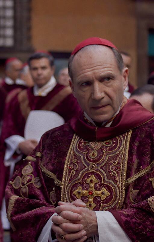 Conclave, la nueva película del director de Sin novedad en el frente, con Ralph Fiennes como un cardenal que organiza la elección de un nuevo papa.
