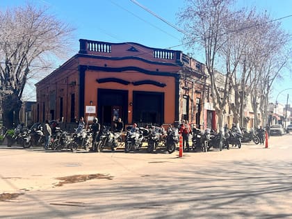 Concurrencia motoquera en Bodegón Sarmiento