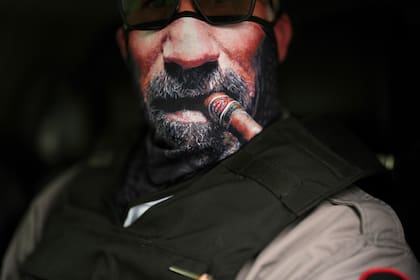 Condado de Los Ángeles busca emitir decreto que prohíba a policías ocultar su identidad