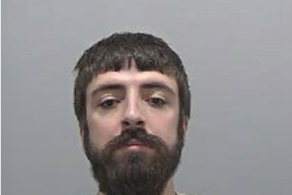 Condenan a prisión perpetua a exsoldado que asesinó a tres mujeres en Reino Unido